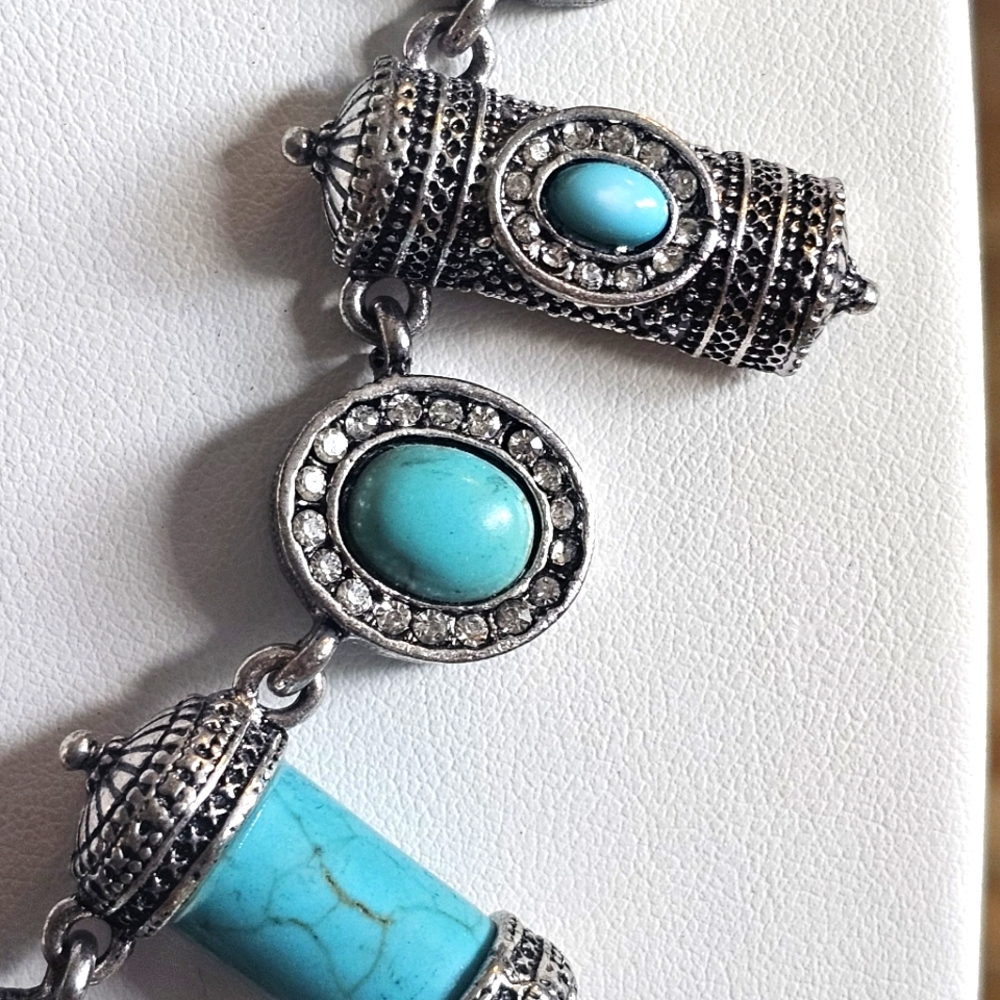 Rare Find Handcrafted / Engraved Howlite & Rhinestone Silver Tone Necklace. - Picture 4 of 6